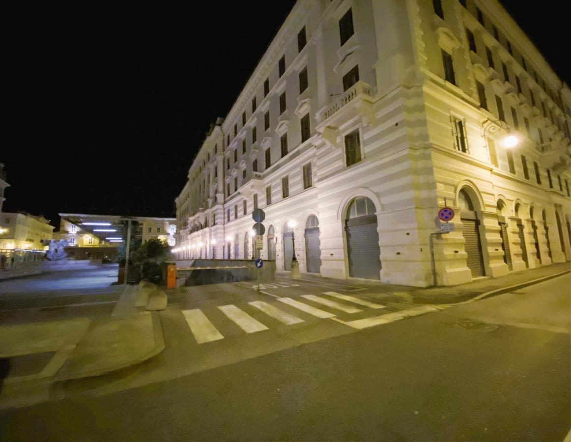 Rifugio Hemingway, Trieste Centro Con Parcheggio Luaran gambar